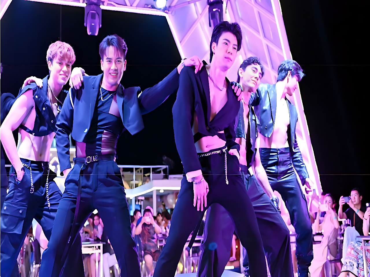 พัทยา โอเชียน สกาย ไนท์ การล่องเรือ [บุฟเฟ่ต์อาหารเย็น |การแสดงของสาวประเภทสอง|การแสดงของคณะนาฏศิลป์สุดหล่อ]