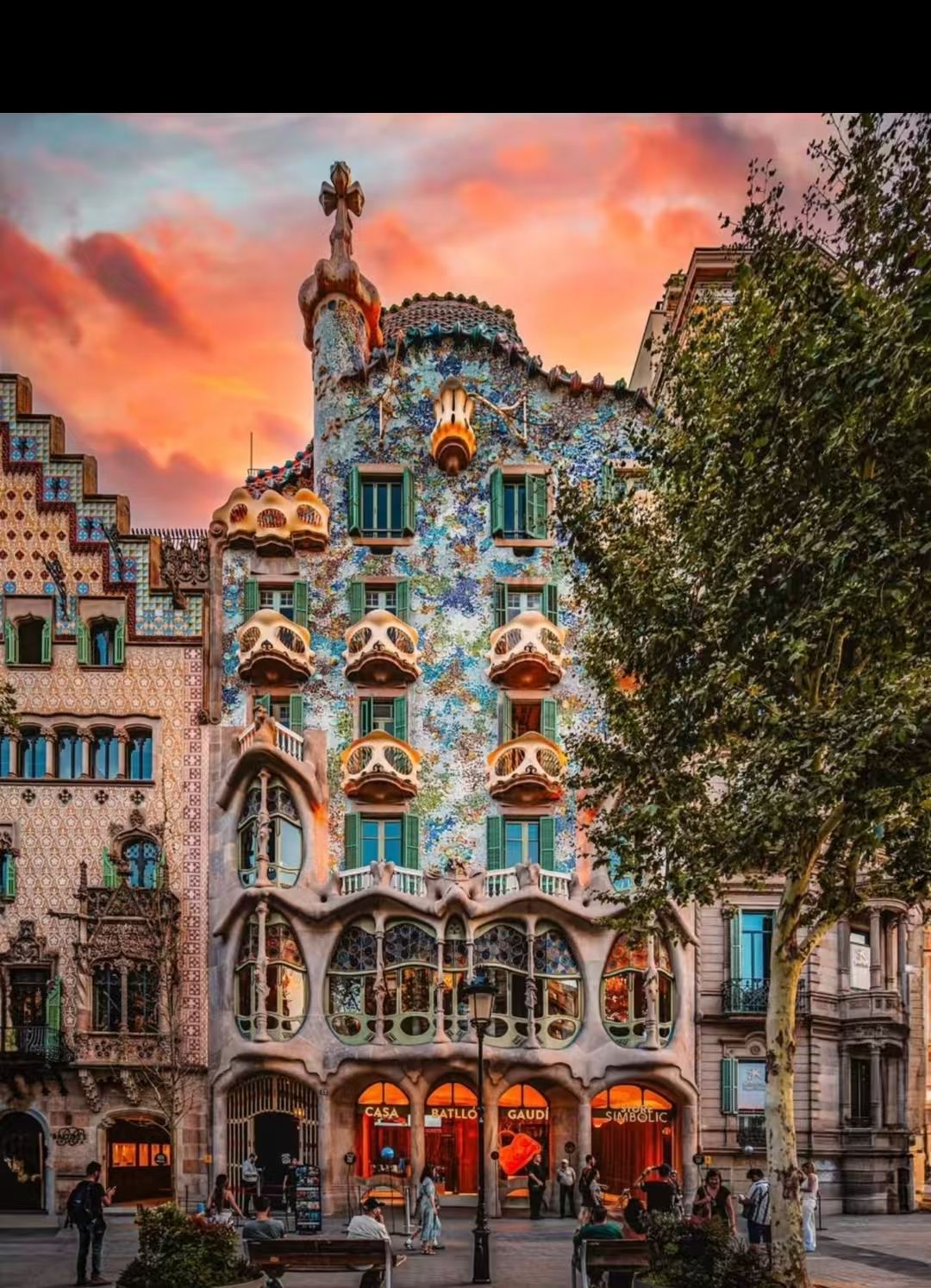 Tour di un giorno con trasferimento al porto di Barcellona: La collezione Rosengart + Arco di Trionfo + Sagrada Familia + Montjuïc