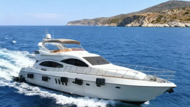 香港維港82英尺義大利Azimut豪華進口遊艇1小時包船～遊維港～出海暢玩～送水果飲料暢飲～