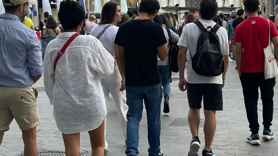 Barcelona: Small Group Guided Walking Tour + Tapas & Drink