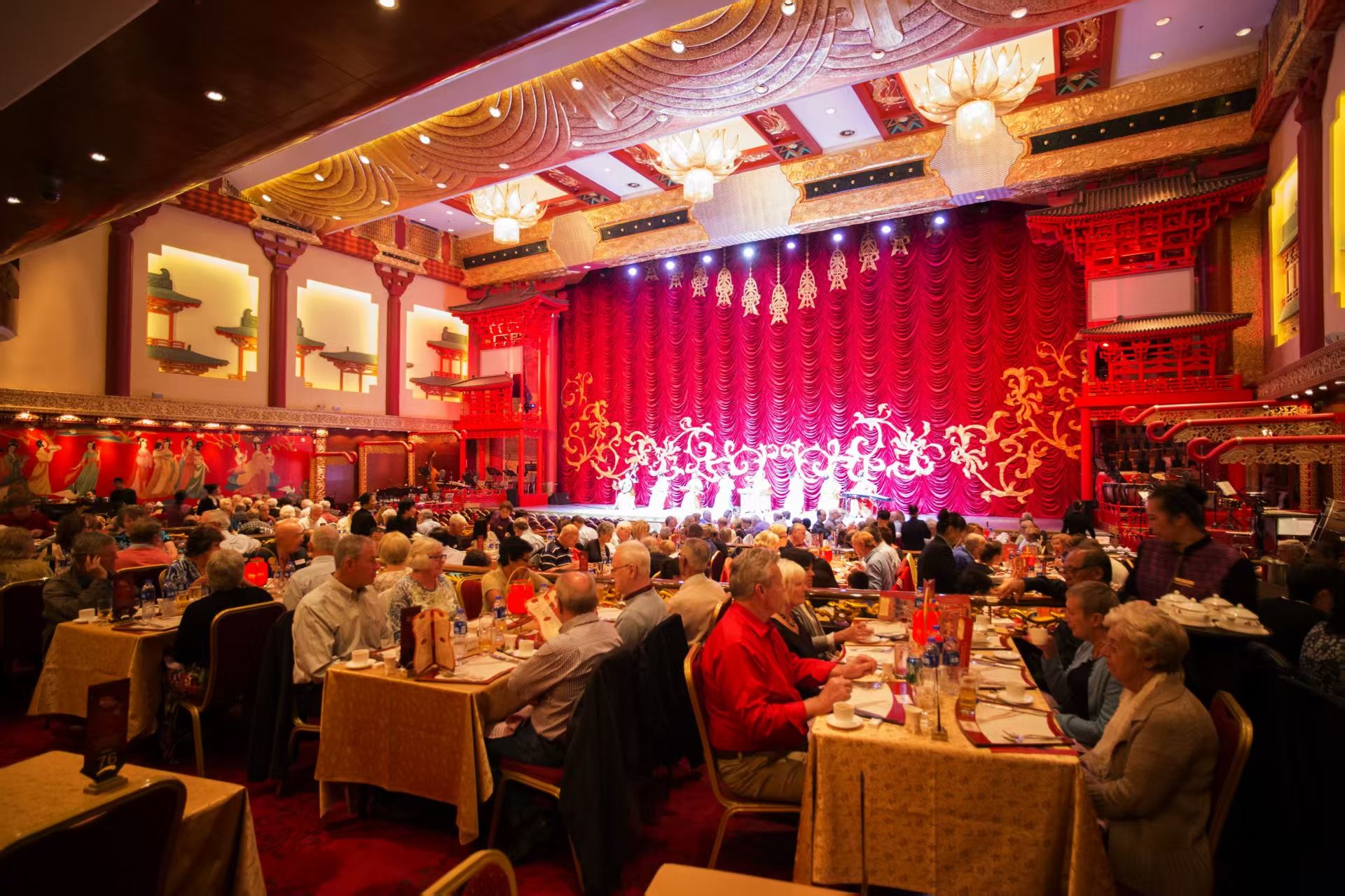 Шоу танцев империи Тан и банкет с пельменями в стиле династии Тан в Сиане