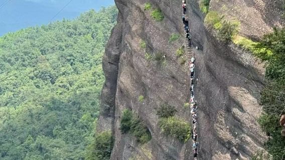 Guangyuan, Sichuan: 1-day tour to Qianfo Cliff + Jianmen Pass - Cliff Carvings + Yuannao Road Adventure on Precipitous Cliffs