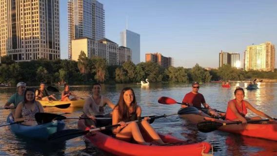 Chuyến lướt sóng bằng ván chèo khổng lồ ngắm hoàng hôn tại Austin, Mỹ | Chiêm ngưỡng cảnh tượng kỳ thú hàng nghìn con dơi bay lượn