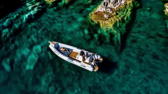 Passeio de Barco na Sardenha para Cala Domestica entre Grutas Marinhas e a Costa Geo-Mineral