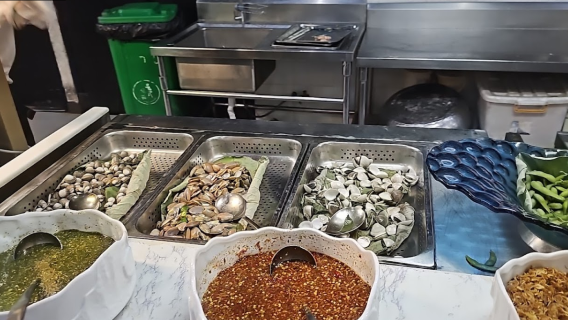 บุฟเฟ่ต์ร้านอาหาร Tonle Bassac II ในพนมเปญ ประเทศกัมพูชา