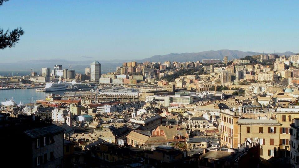 Genoa: Columbus Trail Urban Trekking with Wine & Local Tastings