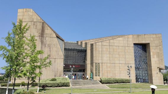 tour 1 ngày thuê xe riêng tham quan Bảo tàng Trương Gia Giới Hồ Nam + Lầu 72 Kỳ Quan + Cổ Thành Đại Dung có dịch vụ tiếng Anh