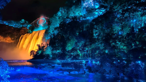 Nächtliche Besichtigung des Huangguoshu-Wasserfalls in Guizhou (Mondlicht über dem Wasserfall + traditionelle Volkstänze + immersive Nachtwanderung + über 10 interaktive Erlebnisse mit Licht- und Schattentechnologie + inklusive Vorführungen in der Touristenattraktion)