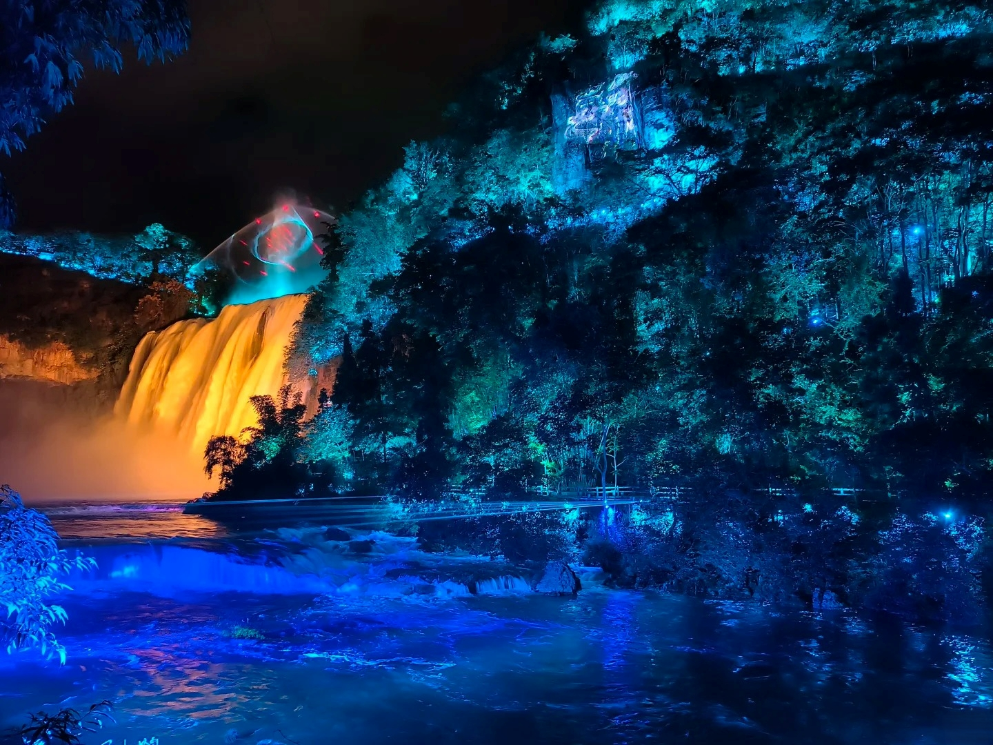 Entrada para la visita nocturna a la Cascada de Huangguoshu en Guizhou (Luna reflejada en la cascada + danzas folclóricas + experiencia inmersiva nocturna + más de diez experiencias interactivas con tecnología de iluminación + incluye espectáculos en el lugar turístico)