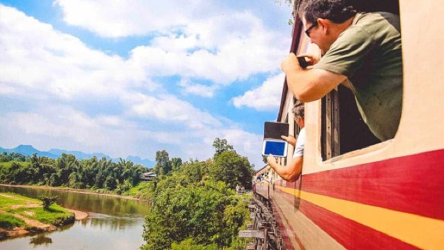 Tagesausflug zur Death Railway und zum Erawan-Wasserfall ab Bangkok