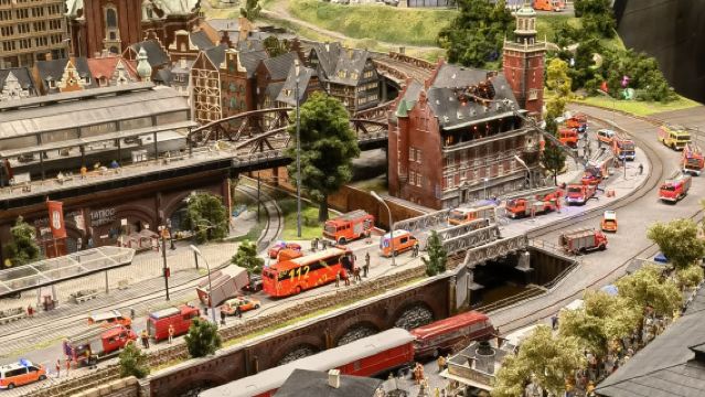 1-day tour of Hamburg's Miniatur Wunderland, Chilehaus, and Alster Lakes