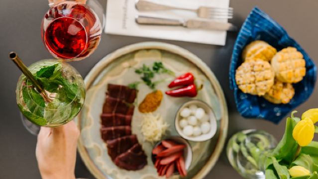 ウィーンアウトレットショッピング:マッカーサーグレン・パルンドルフへのシャトルバスパッケージ-ワインテイスティングをお楽しみください