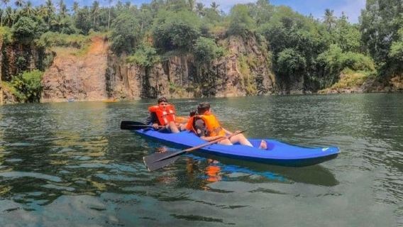 Kovalam: Guided Kayaking Tour with Photos