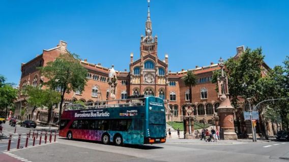Autobus turystyczny z możliwością wsiadania i wysiadania w Barcelonie