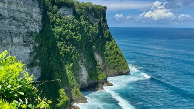 バリ島ウルワツ寺院半日帰りツアー【BBQ/SPA/インフィニティプール/オフロード車】