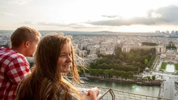 Эйфелева башня: Зарезервированный вход + доступ на лифте на 2-й этаж с сопровождающим.