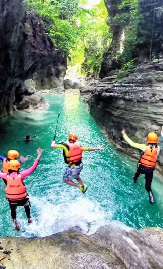 1-day tour to Kawasan Falls canyoneering and Moalboal sardine run in Cebu, Philippines