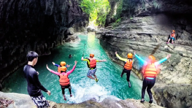 Tagesausflug zu den Kawasan-Wasserfällen und Sardinenschwärmen in Moalboal auf Cebu, Philippinen