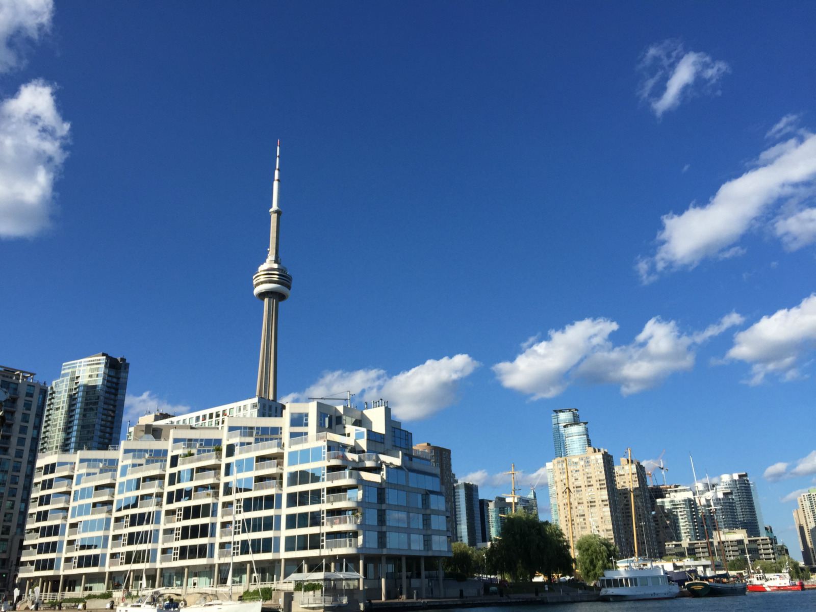 カナダ・トロントのカーサ・ローマ+オンタリオ美術館+テレビ塔ワンデーツアー