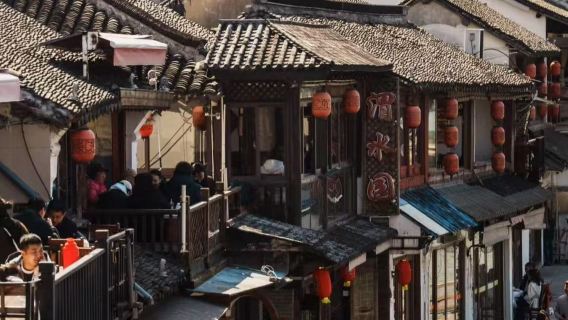 Shanghai Private Day Tour+Zhujiajiao Ancient Water Town+ERA Theatre Acrobatic Show