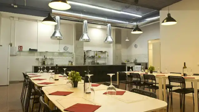 Vegetable paella cooking class and Ruzafa market visit