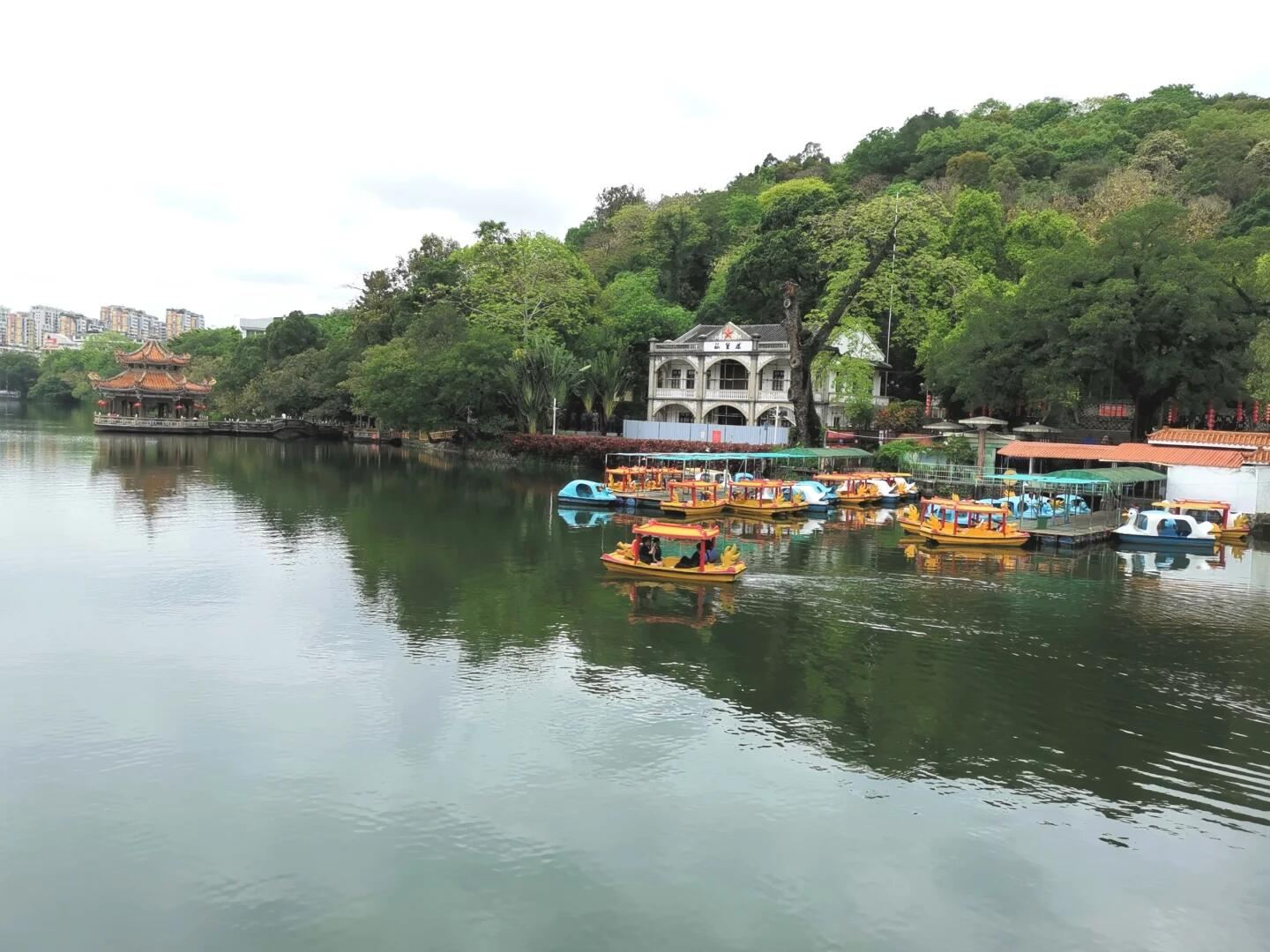 Chaozhou Day Tour: Guangji Bridge + Qinglan Guaijiugu Geological Park + Longhu Ancient Village (English Service Available)