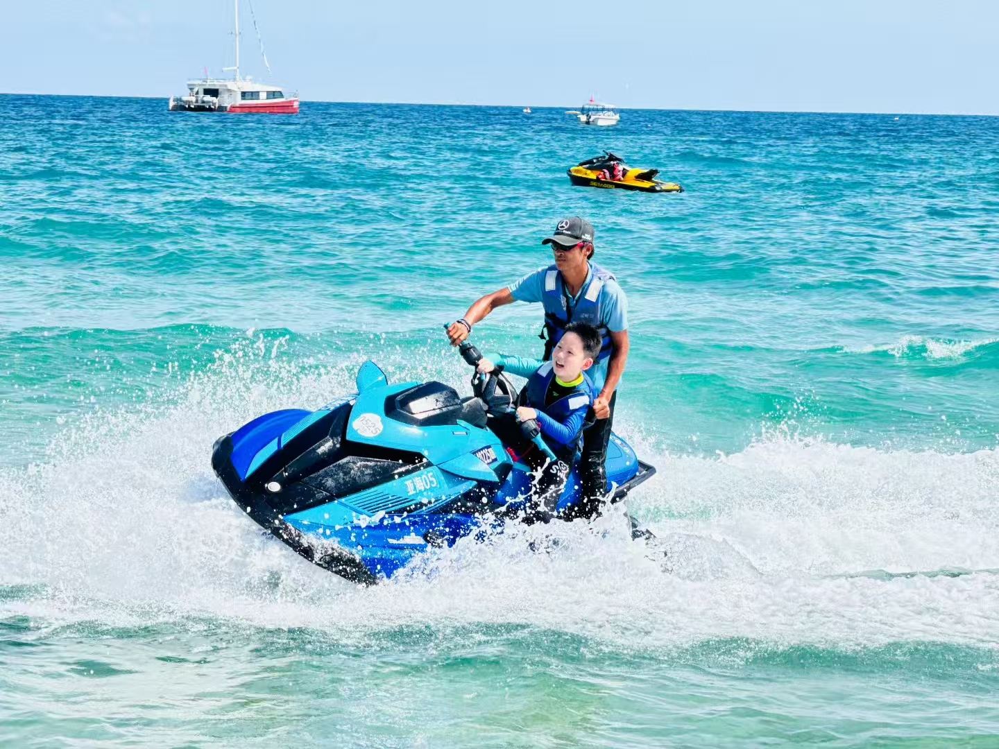 三亞亞龍灣海底世界體驗潛水水肺潛水4小時【亞龍灣遠海深潛+水上摩托車香蕉船+亞龍灣接駁 可升級拖傘+飛龍】