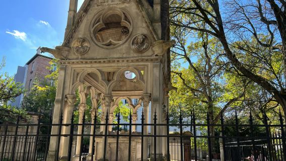 Paris: Haunted Père Lachaise Cemetery Guided Tour