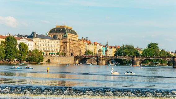 Praga: crucero nocturno por el río Moldava con bufé