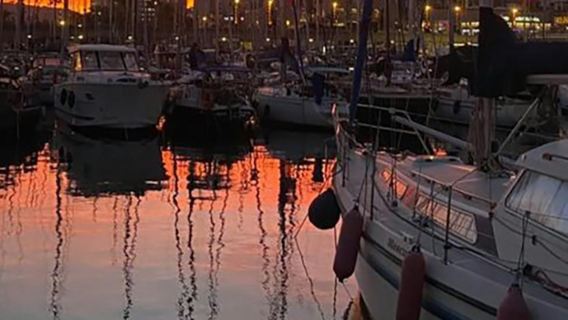 บาร์เซโลนา: ทัวร์เรือใบส่วนตัวชมพระอาทิตย์ตก + เครื่องดื่มและของว่าง