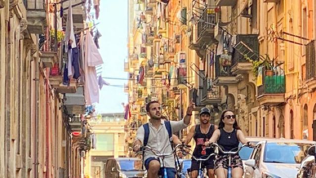 Barcelone : Visite à vélo en groupe des maisons Gaudi à la Barceloneta