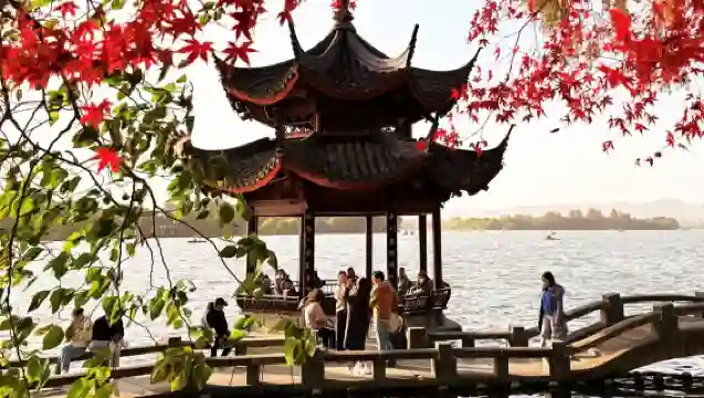 杭州雷峰塔+蘇堤漫步+西湖遊船休閒船環湖遊+人員導覽半日遊