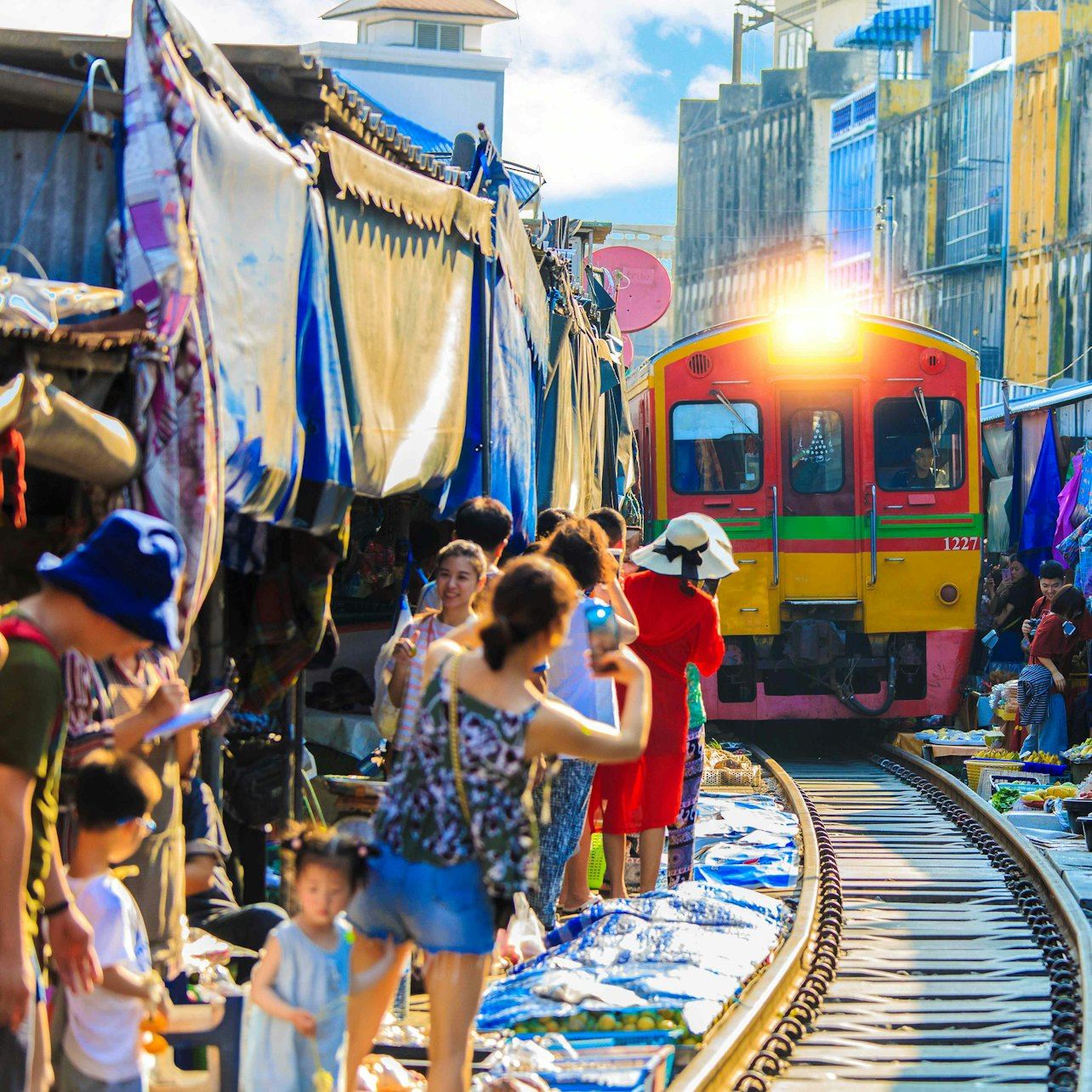 メークロン鉄道とダムヌンサドゥアック市場：ガイド付きツアー＋列車とボートの乗車