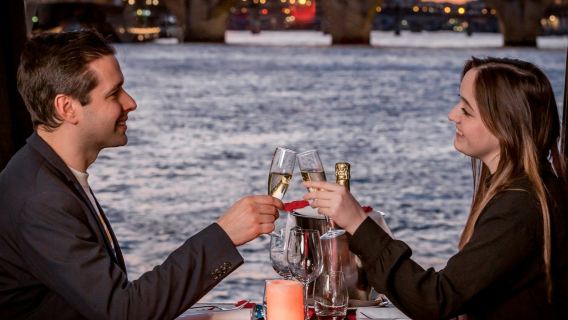 Pelayaran Makan Malam Gourmet 3 Hidangan di Sungai Seine