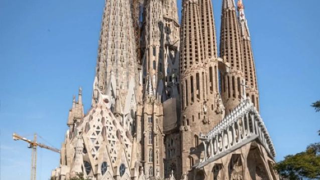 西班牙巴塞隆納市區網紅景點打卡-高迪三件套-可包車-精選