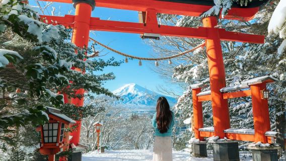Day Trip from Tokyo to Popular Mt. Fuji Spots: Lake Yamanaka + Oshino Hakkai + Oishi Park at Lake Kawaguchi + Instagram-famous Lawson Store + Arakurayama Sengen Park +Heavenly Ladder Town · Hikawa Clock Shop.
