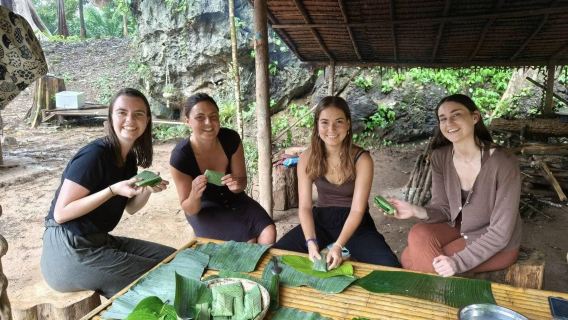 Classe di cucina nella giungla di Khao Sok con esplorazione delle grotte e bambù
