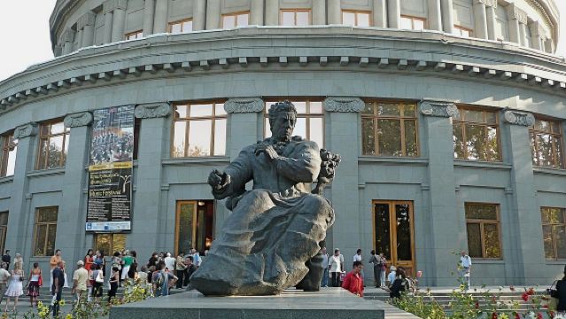 Republic Square + Cascade Complex + Armenian National Opera and Ballet Theatre day tour