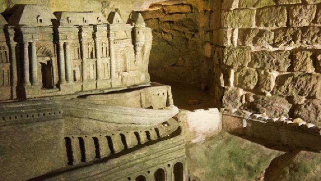 Катакомбы Парижа: полуприватная экскурсия с гидом на английском языке.