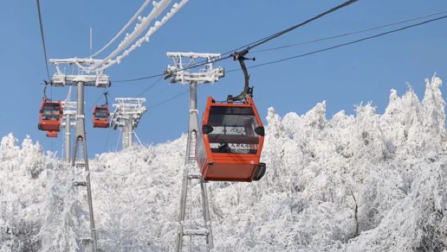 Chengdu Private Day Tour with Car: Xiling Snow Mountain, Cable Car & Snow Fun Experience