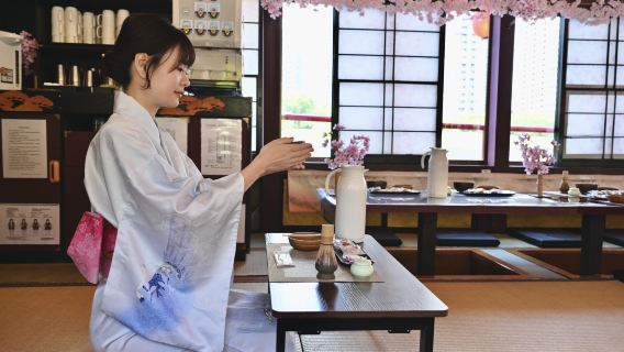 Tokyo Sumida River cherry blossom-themed yakatabune "Japanese tea ceremony experience · shamisen performance · cherry blossom viewing"