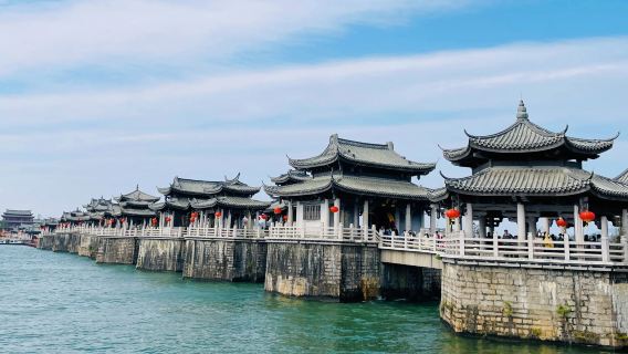 เมืองโบราณแต้จิ๋ว + สะพานกวางจี + ถนนโค้ง + วัดฮั่นเวงกง + วัดไคหยวน + หมู่บ้านโบราณหลงหู และ ไกด์ พร้อมไกด์มืออาชีพอื่น ๆ ด้วยการเดินเท้า