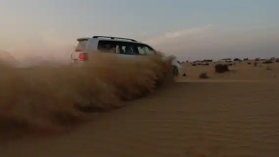 杜拜沙漠衝浪：沙漠衝沙與滑沙冒險，含燒烤晚餐