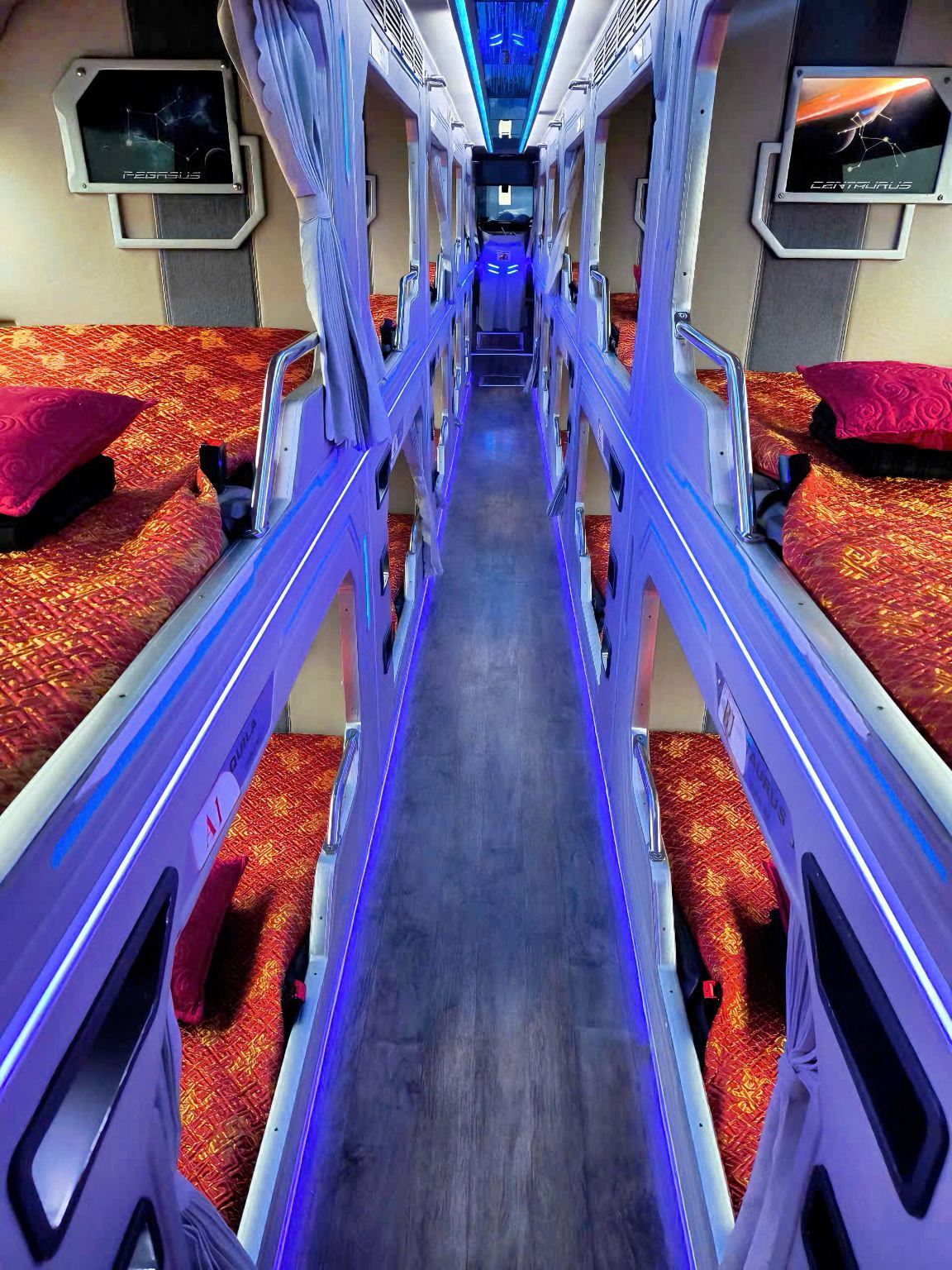 Sapa Express - Autobus con cuccetta di lusso dal Distretto di Sa Pa all'aeroporto di Hanoi alle 16:00