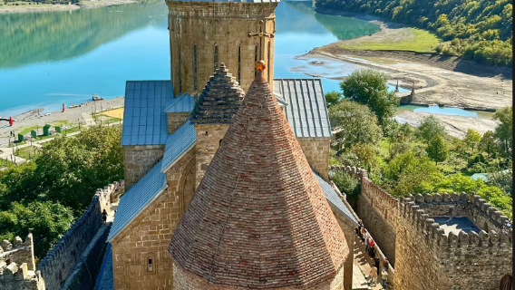 Tbilisi đến Kazbegi, gặp gỡ nhà thờ trên núi tuyết, check-in cảnh đẹp giống Lonely Planet