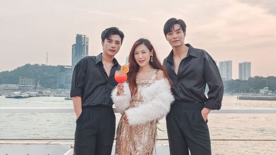 Actuación del modelo masculino buffet Hai Tian Sheng Yan del Carnaval Oriental de Pattaya