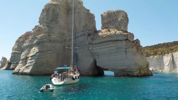 Adamantas: Milos Sightseeing Sailboat Cruise