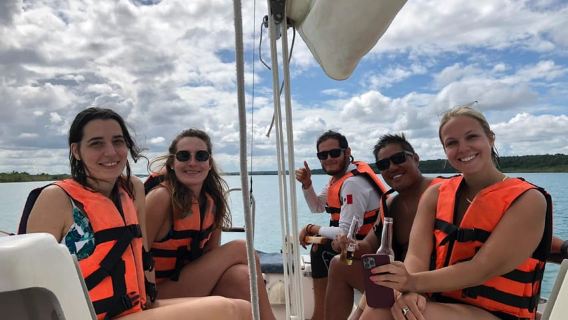 Bacalar: Gruppensegeltörn mit Schwimmen und Getränken