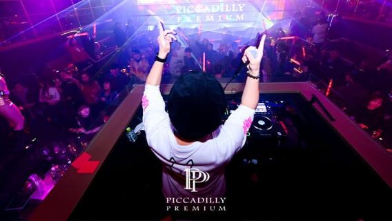 Osaka: BIGLIETTO PER SPETTACOLO DAL VIVO E DISCOTECA PICCADILLY PREMIUM