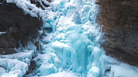 Calgary to Banff round-trip Johnston Canyon day tour [Winter canyon, ice waterfall viewing]